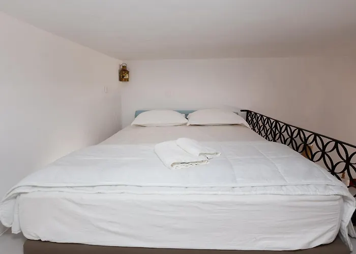 Ailouros Scenic Semesterbostad *